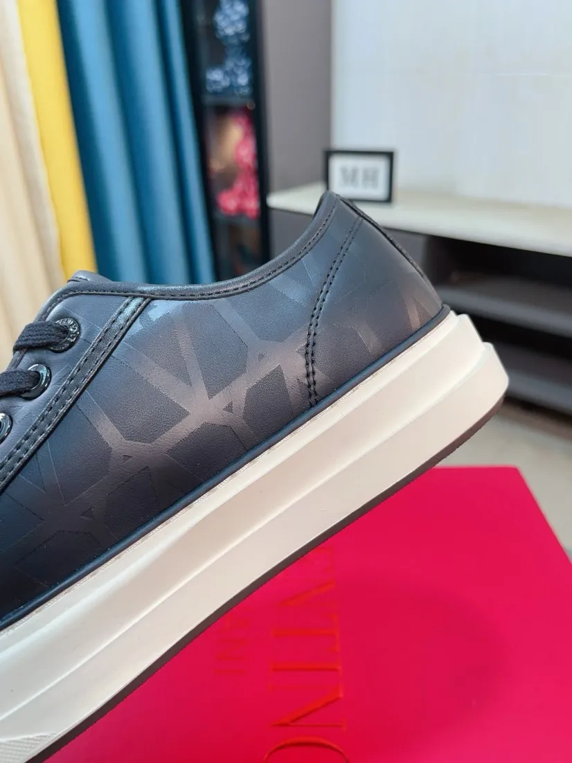 Men's shoes 💰500🌸🌸[Valentino] Couple model, official website 1:1 replica, fashionable casual men's shoes 🔜The upper is made of imported high-quality original special upper sheepskin lining, the upper foot is very stylish, personalized fashionable rubber wear-resistant outsole, size: 35-44 (45 can be customized)